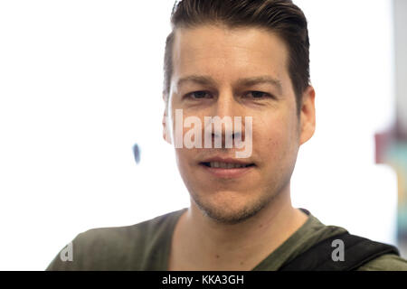 Kopf geschossen von einem erwachsenen Mann lächelt und schaut in die Kamera. Stockfoto