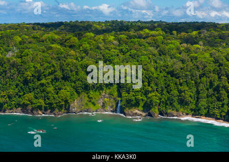 Küste Wasserfall, Corcovado Nationalpark, Halbinsel Osa, Provinz Puntarenas, Costa Rica, Mittelamerika, Nordamerika Stockfoto