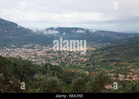 Luftaufnahme von biniaraix, einem kleinen Dorf in Soller Tal der Serra de Tramuntana Gebirge umgeben. Mallorca, Spanien Stockfoto