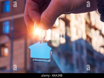 Die hausschlüssel auf Haus geformte Schlüsselbund. Stockfoto