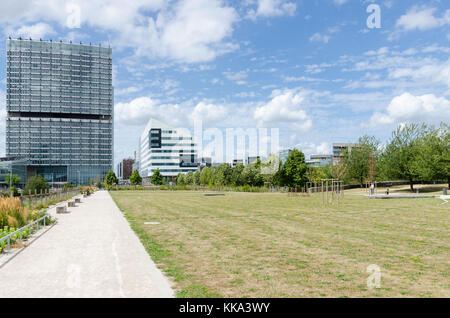 Moderne Bürogebäude mit grünen open space von der Gare Lille Europe in der französischen Stadt Lille, Frankreich Stockfoto