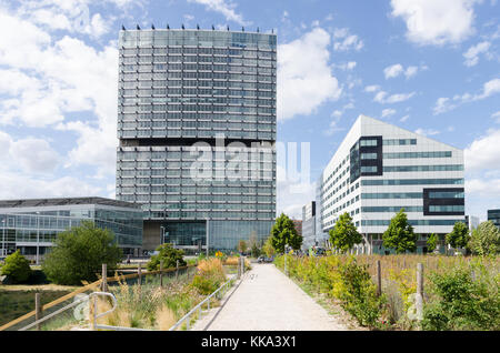 Moderne Bürogebäude mit grünen open space von der Gare Lille Europe in der französischen Stadt Lille, Frankreich Stockfoto