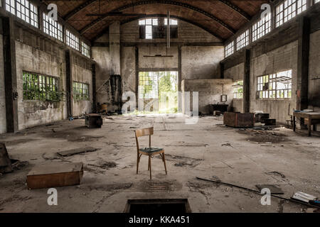 Factory (zentralperspektive) mit Stuhl im Vordergrund abgebrochen Stockfoto
