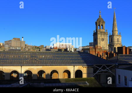 Blick auf das Stadtzentrum von Bristol, mit Christus Kirchturm, alle Heiligen Turm und St Nicholas Markt auf einem frühen November Morgen 2017 Stockfoto