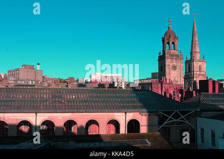 Stilisierte Blick auf das Stadtzentrum von Bristol, mit Christus Kirchturm, alle heiligen Turm und St Nicholas Markt auf einem frühen November Morgen 2017 Stockfoto