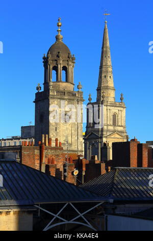 Alle heiligen Turm und Kirche Christi mit st Ewen hinter Schornsteine der umliegenden Gebäude, Bristol City Centre, November 2017 Stockfoto