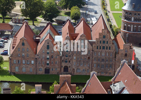 Luftaufnahme des Holstentors, eines Stadttors und alter Lagerhäuser in Lübeck Stockfoto