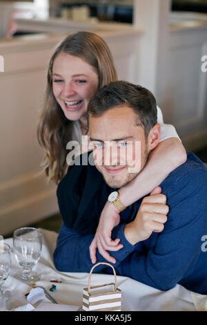 Ein junges Paar teilen ein bewegender Moment miteinander. Stockfoto