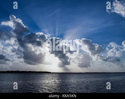 Eine spektakuläre inspirational Bunten bewölkt Meerwasser tropical Marine mit einem wehenden weissen cumulus Wolkenbildung und klare crepusc Stockfoto