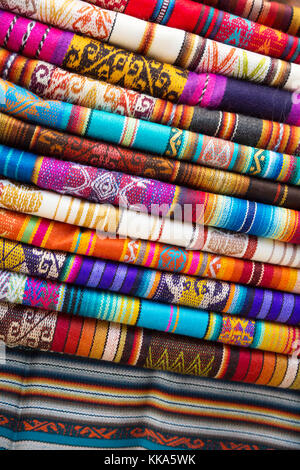 Bunte Textilien zum Verkauf, Otavalo Markt, Otavalo, Ecuador Südamerika Stockfoto