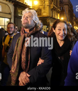 Beppe Grillo in Palermo für die Kampagne der 5-Sterne-Bewegung für die Regionen in Sizilien Mit: Beppe Grillo Where: Palermo, Italien When: 29 Okt 2017 Credit: IPA/WENN.com ***Nur für die Veröffentlichung in Großbritannien, USA, Deutschland, Österreich, der Schweiz verfügbar Stockfoto