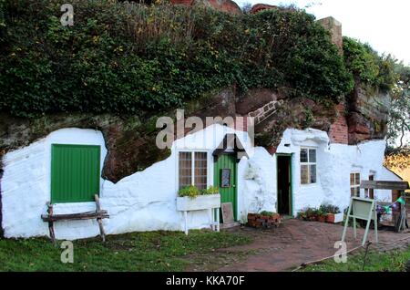 Kinver Kante ist die Heimat der letzten Höhlenwohnungen Wohnungen in England belegt, mit einem Satz komplette Höhle - Häuser ausgegraben in den lokalen Sandstein. Stockfoto