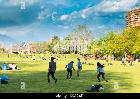 Region Metropolitana, Santiago, Chile - Menschen sammeln und Sport am Wochenende Praxis im Parque Araucano, der Bürgermeister städtische Park in Stockfoto