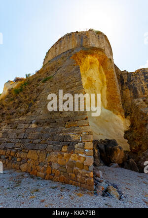 Die berühmte Burg Ruinen von Koroni, eine venezianische Burg gegen eine steile Klippe in koroni Fischerdorf, Messenien, Griechenland gebaut Stockfoto
