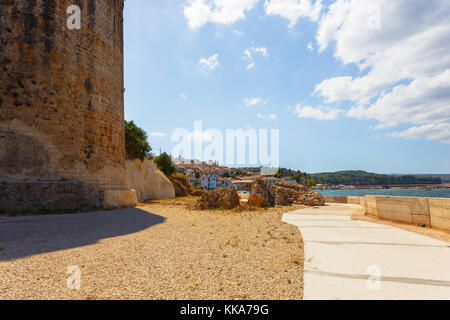 Die berühmte Burg Ruinen von Koroni, eine venezianische Burg gegen eine steile Klippe in koroni Fischerdorf, Messenien, Griechenland gebaut Stockfoto