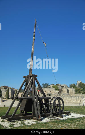 Mittleres Alter trebuchet als mittelalterliche Belagerungsmaschine gegen das Schloss Les Baux-de-Provence verwendet Stockfoto