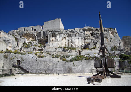 Mittleres Alter trebuchet als mittelalterliche Belagerungsmaschine gegen das Schloss Les Baux-de-Provence verwendet Stockfoto