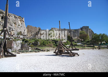 Mittleres Alter trebuchet als mittelalterliche Belagerungsmaschine gegen das Schloss Les Baux-de-Provence verwendet Stockfoto