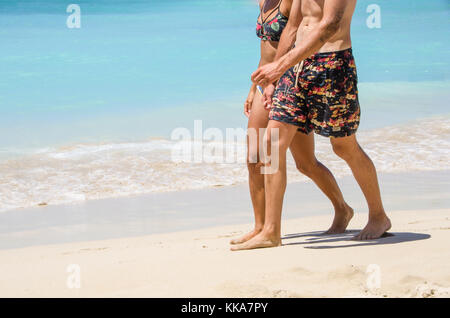 Junges Paar zu Fuß am Strand, Hände auf sonnigen Tag. natürlichen Hintergrund von Blue Ocean Stockfoto