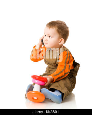 Junge am Phote spielen mit Pyramide isoliert sprechen Stockfoto