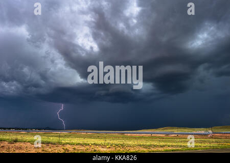 Sommergewitter mit Blitzen und dunklen Wolken in der Nähe von Chino Valley, Arizona, USA Stockfoto