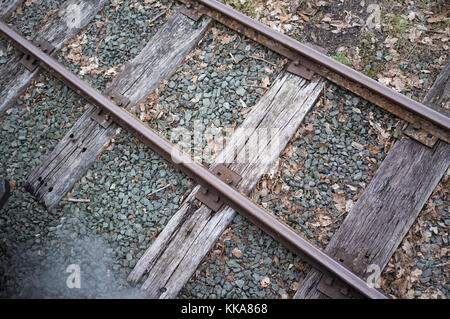 Auf der Suche nach einer Dampflok Wagen entlang der Bahngleise bewegt. Stockfoto