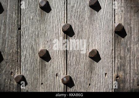 Hölzerne Tür Planken mit rostenden Schrauben. Ein Schloss Tür oder Herrenhaus. Stockfoto