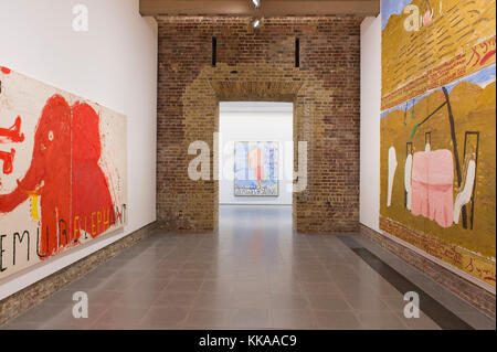 Serpentine Galerien, London, UK. 29. November 2017. In ihrer ersten großen institutionellen/London zeigen, britische Künstlerin Rose Wylie ihre lebendige, große Geschenke, figurative Malerei, die eine Reihe von Themen ab, von der Parklandschaft von Kensington Gardens und einem Arsenal vs Spurs Match zu Quentin Tarantinos Kill Bill Filme und Celebrity Kultur, einschließlich Elizabeth Taylor, Penelope Cruz und Nicole Kidman. Credit: Malcolm Park/Alamy Leben Nachrichten. Stockfoto