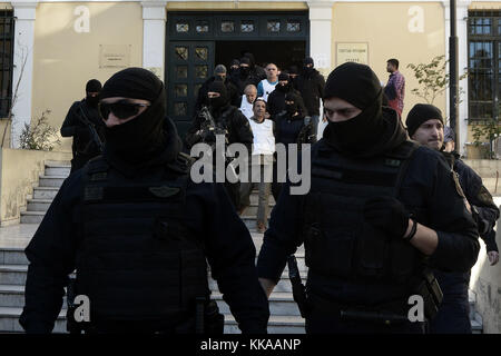 Athen, Griechenland. November 2017. Mitglieder der griechischen Sonderpolizei während des Ausscheidens der neun von der griechischen Behörde verhafteten Türken aus dem Gericht. Neun türkische Staatsangehörige, die verdächtigt werden, linken extremistischen Organisationen anzugehören, wurden am Dienstag während einer Anti-Terror-Operation in Athen verhaftet Stockfoto