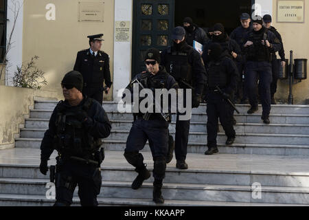 Athen, Griechenland. November 2017. Mitglieder der griechischen Sonderpolizei während des Ausscheidens der neun von der griechischen Behörde verhafteten Türken aus dem Gericht. Neun türkische Staatsangehörige, die verdächtigt werden, linken extremistischen Organisationen anzugehören, wurden am Dienstag während einer Anti-Terror-Operation in Athen verhaftet Stockfoto