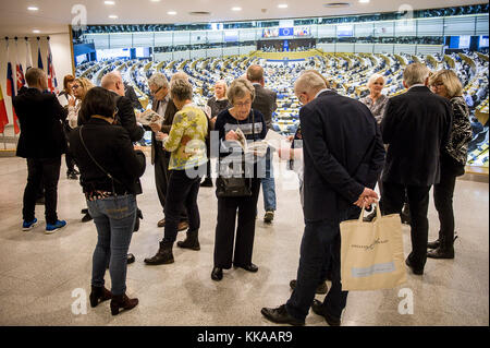 Brüssel, Bxl, Belgien November 2017. Touristen lesen Broschüren im Sitz des Europäischen Parlaments in Brüssel, Belgien am 29.11.2017 von Wiktor Dabkowski Credit: Wiktor Dabkowski/ZUMA Wire/Alamy Live News Stockfoto