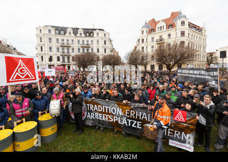 Goerlitz, Deutschland. November 2017. Siemens-Mitarbeiter protestieren gegen die Schließung des Siemens-Werks und den Stellenabbau beim Bahnhersteller Bombardier in Goerlitz, Deutschland, 29. November 2017. Quelle: Nikolai Schmidt/dpa-Zentralbild/dpa/Alamy Live News Stockfoto