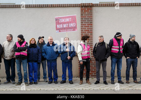 Goerlitz, Deutschland. November 2017. Siemens-Mitarbeiter protestieren gegen die Schließung des Siemens-Werks und den Arbeitsplatzabbau beim Bahnhersteller Bombardier und bilden am 29. November 2017 in Goerlitz eine Menschenkette. Quelle: Nikolai Schmidt/dpa-Zentralbild/dpa/Alamy Live News Stockfoto