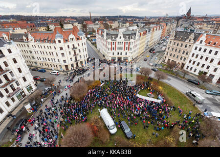 Goerlitz, Deutschland. November 2017. Siemens-Mitarbeiter protestieren gegen die Schließung des Siemens-Werks und den Arbeitsplatzabbau beim Bahnhersteller Bombardier und bilden am 29. November 2017 in Goerlitz eine Menschenkette. Quelle: Nikolai Schmidt/dpa-Zentralbild/dpa/Alamy Live News Stockfoto