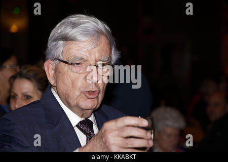 Paris, Frankreich. November 2017. Jean-Pierre Chevènement nimmt an der Galanacht der Freunde Palästinas im Palais de la Porte Dorée, Paris, Frankreich, Teil. Quelle: Bernard Menigault/Alamy Live News Stockfoto