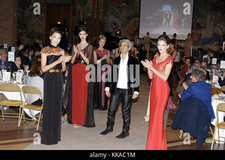 Paris, Frankreich. November 2017. Jamal Taslaq geht während der Modenschau der Gala Night of Friends of Palestine, Palais de la Porte Dorée, Paris, Frankreich, über die Landebahn. Quelle: Bernard Menigault/Alamy Live News Stockfoto