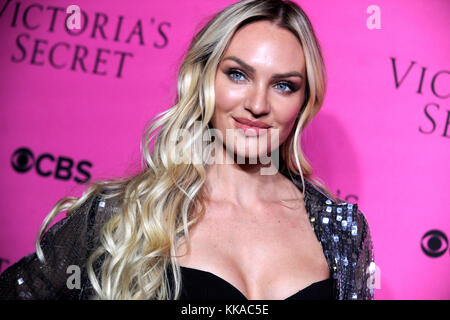 New York, USA. 28 Nov, 2017. candice swanepoel betreut der 2017 Victoria Secret Fashion Show Betrachtung Partei rosa Teppich am Frühling Studios am 28. November 2017 in New York City.Credit: geisler - fotopress/alamy leben Nachrichten Stockfoto