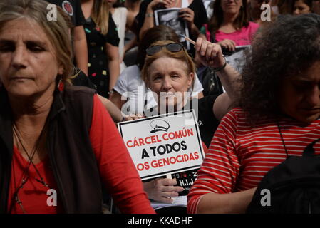 Int. 29 Nov, 2017. November 2017, 29; Buenos Aires, Argentinien. - Menschenrechtsorganisationen manifestate in Comodoro py Gerichte warten auf das Urteil in der mündlichen Verhandlung für die Menschheit Verbrechen an Esma geheime Gefangenenlager begangen. Das Urteil wurde am 28. November 2012. Es ist der grösste Prozess in Argentinien Geschichte: 54 repressoren sind für den menschlichen Verbrechen gegen 789 Opfer verfolgt; mehr als 800 Zeugen, unter ihnen viele Überlebende, haben erklärt. Die Esma war einer der größten geheimen Haftanstalten in Argentinien während der letzten militärisch-zivilen di Stockfoto