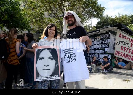 Int. November 2017. 2017, 29. November; Buenos Aires City, Argentinien.- Menschenrechtsorganisationen manifestieren sich vor den Gerichten von Comodoro Py, die auf das Urteil in der mündlichen Verhandlung wegen Verbrechen an Menschlichkeit warten, die in der geheimen Haftanstalt der ESMA begangen wurden. Das Urteil begann am 28. November 2012. Es ist der größte Prozess in der Geschichte Argentiniens: 54 Repressoren werden wegen Menschenverbrechen an 789 Opfern verfolgt; mehr als 800 Zeugen, darunter viele Überlebende, haben erklärt. Die ESMA war eines der größten geheimen Haftanstalten Argentiniens während der letzten militärisch-bürgerlichen Auseinandersetzungen Stockfoto