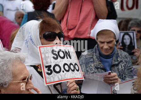 Int. November 2017. 2017, 29. November; Buenos Aires City, Argentinien.- Menschenrechtsorganisationen manifestieren sich vor den Gerichten von Comodoro Py, die auf das Urteil in der mündlichen Verhandlung wegen Verbrechen an Menschlichkeit warten, die in der geheimen Haftanstalt der ESMA begangen wurden. Das Urteil begann am 28. November 2012. Es ist der größte Prozess in der Geschichte Argentiniens: 54 Repressoren werden wegen Menschenverbrechen an 789 Opfern verfolgt; mehr als 800 Zeugen, darunter viele Überlebende, haben erklärt. Die ESMA war eines der größten geheimen Haftanstalten Argentiniens während der letzten militärisch-bürgerlichen Auseinandersetzungen Stockfoto