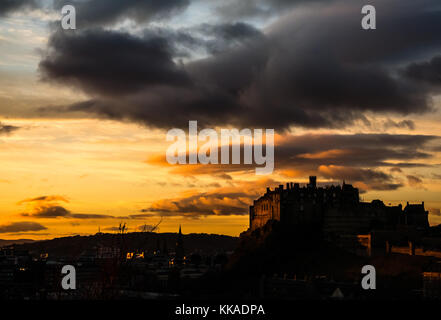 Edinburgh, Schottland, Vereinigtes Königreich. 29 Nov, 2017. Dramatischer Sonnenuntergang über Edinburgh Skyline auf dem Dach in Richtung Edinburgh Castle Felsvorsprung auf der Suche Stockfoto