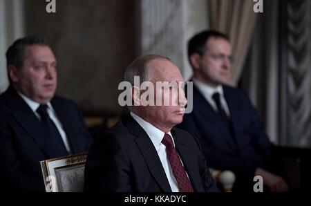 Moskau, Russland. November 2017. Der russische Präsident Wladimir Putin während einer Vorführung des Films Furious am 29. November 2017 in Moskau. Quelle: Planetpix/Alamy Live News Stockfoto