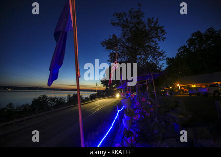 Iowa, USA. Juni 2017. Ein Blick auf den Mississippi River nach Sonnenuntergang ist von der anderen Staatsstraße 35 im Grandview Motel in Ferryville, Wisconsin, am Dienstag, 6. Juni 2017. Das Motel verfügt über neun verschiedene Zimmer im Hüttenstil mit einem Ausblick auf die Klippen des Mississippi River von der Staatsstraße 35. Kredit: Andy Abeyta, Quad-City Times/Quad-City Times/ZUMA Wire/Alamy Live News Stockfoto