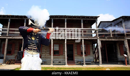 Fort Madison, Iowa, USA. August 2017. Old Fort Madison Site Manager Dr. Eugene Watkins zeigt, wie man eine 1795 US-Modell Springfield Smooth Bore Kaliber 69 Flintlock Muskete laden und feuern. Quelle: Kevin E. Schmidt/Quad-City Times/ZUMA Wire/Alamy Live News Stockfoto