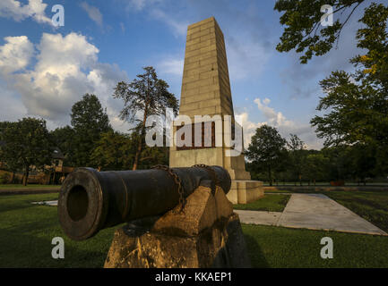 East Moline, Iowa, USA. August 2017. Eine Statue und eine Reihe von Kanonen werden als ein Denkmal für diejenigen, die in der Schlacht von Rock Island Rapids während des Krieges von 1812 Campbell's Island in Hampton, Illinois, am Mittwoch, 2. August 2017 gekämpft gesehen. Die Insel ist nach Leutnant John Campbell des 1. US-Infanterie-Regiments benannt. Kredit: Andy Abeyta, Quad-City Times/Quad-City Times/ZUMA Wire/Alamy Live News Stockfoto