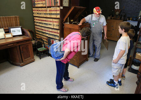 Fort Madison, Iowa, USA. August 2017. Der Freiwillige Andy Andrews erklärt, wie ein Edison Phonograph Spieler für Mitglieder der Kennedy Familie aus La Grange, Missouri, arbeitet, 10. August 2017. Quelle: Kevin E. Schmidt/Quad-City Times/ZUMA Wire/Alamy Live News Stockfoto