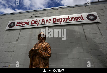 Illinois City, Iowa, USA. August 2017. Eine Statue steht Uhr vor der Illinois City, Illinois, Feuerwehr am Donnerstag, 17. August 2017. Kredit: Andy Abeyta, Quad-City Times/Quad-City Times/ZUMA Wire/Alamy Live News Stockfoto