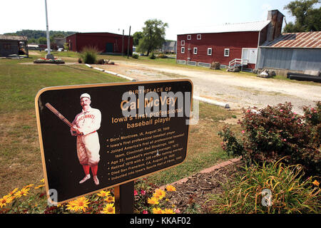 Iowa, USA. August 2017. Eine Gedenktafel, auf der Montrose erwähnt wird, war der Geburtsort von Cal McVey, Iowa's erstem professionellen Baseballspieler außerhalb des Montrose Riverfront Heritage Center Museum. Quelle: Kevin E. Schmidt/Quad-City Times/ZUMA Wire/Alamy Live News Stockfoto