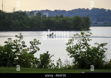 East Moline, Iowa, USA. August 2017. Ein persönlicher Wasserfahrer fährt am Mittwoch, 2. August 2017, Campbell's Island in Hampton, Illinois. Kredit: Andy Abeyta, Quad-City Times/Quad-City Times/ZUMA Wire/Alamy Live News Stockfoto