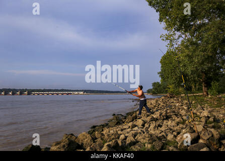 Hampton, Iowa, USA. August 2017. Joseph De La Cruz von Chicago wirft seine Linie mit Lock und Dam 14 im Hintergrund beim Fischen mit seinem Vater auf dem Illiniwek Campground in Hampton, Illinois, am Mittwoch, 2. August 2017. Kredit: Andy Abeyta, Quad-City Times/Quad-City Times/ZUMA Wire/Alamy Live News Stockfoto